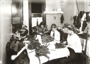Hemmaarbete (tillverkning av strumpeband) av Lewis Wickes Hine