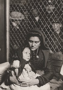 Immigrant mor och barn av Lewis Wickes Hine