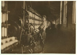 John Dempsey, 11 eller 12 år gammal, lördagsarbetare i mule-spinningslokalen vid Jackson Mill, Fiskeville, Rhode Island, 1909 av Lewis Wickes Hine