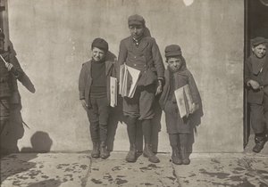 John Pento, 14 år, Daniel och Angelo Pento, 7 år, säljer tidningar, Hartford, Connecticut av Lewis Wickes Hine