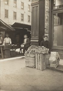 Lena Lochiavo, 11 år gammal, korg- och kringlasäljare, på Sixth Street-marknaden framför salongens ingång, Cincinnati, Ohio, augusti 1908 (silvertryck av gelatin)