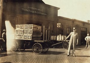 Män framför en Wells Fargo und Co Express-depå med lådor och mjölkburkar, Springfield, Missouri, 1916 av Lewis Wickes Hine