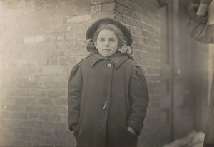 Mery Horn, ett puckelryggstillstånd förvärrat av den tunga lasten papper hon bar..., mars 1909. av Lewis Wickes Hine