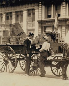 Messenger-pojkar i samtal vid Union Square, New York av Lewis Wickes Hine
