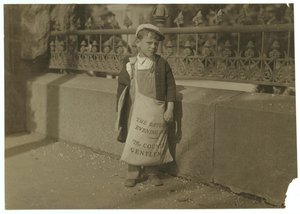 Newsboy Freddie Kafer, 5 eller 6 år gammal, säljer Saturday Evening Posts vid ingången till State Capitol, Sacramento, Kalifornien, 1915 av Lewis Wickes Hine