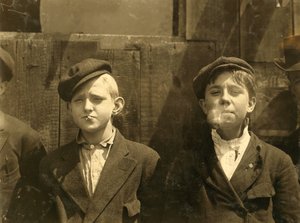 Tidningspojkar har en cigarettpaus, St. Louis, Missouri. 1910 av Lewis Wickes Hine