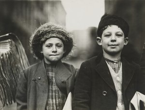 Newsies, Newark, New Jersey, december 1909 (silvertryck av gelatin) av Lewis Wickes Hine