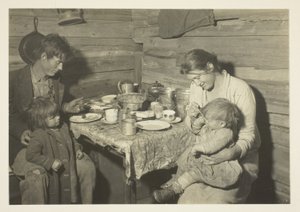 Fattig landsbygdsfamilj som bor i ett rökhus, Oklahoma, omhändertagen av Röda Korset av Lewis Wickes Hine