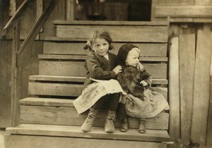 Porträtt av en ung flicka som tar hand om lillasyster medan resten av familjen arbetar på Local Cannery, Bayou La Batre, Alabama, USA, ca 1911