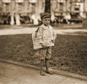 Porträtt av en tidningsförsäljare, ca 1910 av Lewis Wickes Hine