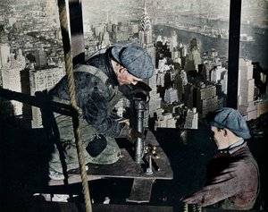 Nitar de sista bultarna på The Morning Mast of the Empire State Building, c1931 av Lewis Wickes Hine