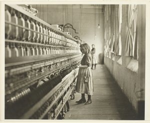 Sadie Pfeifer, spinnerska i bomullsspinneri, Lancaster, South Carolina av Lewis Wickes Hine