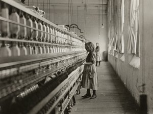 Sadie Pfeifer, spinnerska i bomullsspinneri, Lancaster, South Carolina av Lewis Wickes Hine