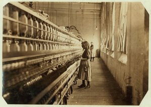 Sadie Pfeifer, endast 1,5 meter lång, har arbetat i 6 månader på Lancaster Cotton Mills, South Carolina, 1908. av Lewis Wickes Hine