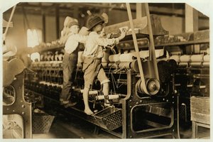 Små pojkar klättrar upp på en spinnram för att laga trasiga trådar och ersätta tomma spolar vid Bibb Mill, Macon, Georgia, 1909. av Lewis Wickes Hine