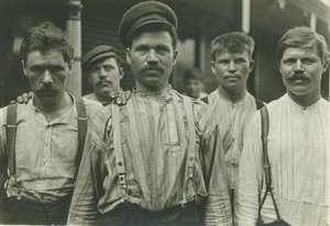 Stålarbetare vid Russian Boarding House, Homestead, Pennsylvania, 1907-8 (silvertryck av gelatin) av Lewis Wickes Hine