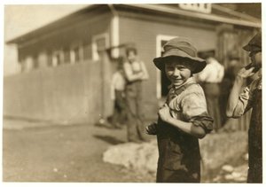 Tio år gamla Charlie Foster, oförmögen att läsa, med ett fast jobb på Merrimack Mills, Huntsville, Alabama, 1913 av Lewis Wickes Hine