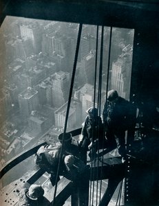 De sista etapperna av masten, gatan är någon kvartsmil nedanför, c1931 av Lewis Wickes Hine