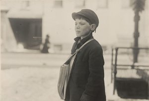 Tony Casale, ”Bologna”, 11 år gammal, har sålt tidningar i 4 år, Hartford, Connecticut, mars 1909 av Lewis Wickes Hine