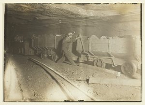 Utan titel (Kolbilar i gruva) av Lewis Wickes Hine