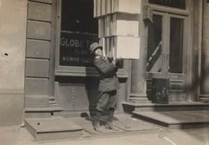 Vagnspojke eller svanspojke som hjälper till att lasta vagnen, c. 1914. av Lewis Wickes Hine