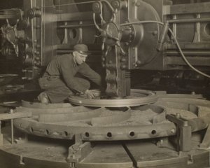 Arbetare vid slipmaskin av Lewis Wickes Hine