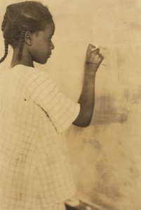 Ung flicka som skriver på tavlan i klassrummet, Pleasant Green School, Marlinton, Pocahontas County, West Virginia, USA ca 1921 (sepiafoto) av Lewis Wickes Hine
