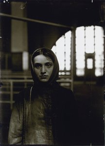 Ung rysk judinna, Ellis Island, 1905