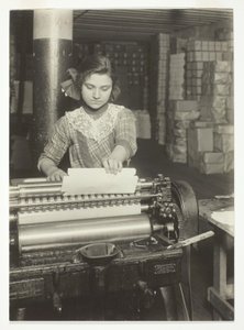 Ung arbetare i papperslådefabrik av Lewis Wickes Hine