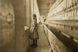 Ung flicka som arbetar i en kvarn, Lincolnton, North Carolina, USA, ca 1908 (s/v foto) av Lewis Wickes Hine