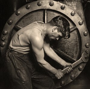 närbild av en kraftverksmekaniker som arbetar på ångpumpen ca 1920 (foto) av Lewis Wickes Hine