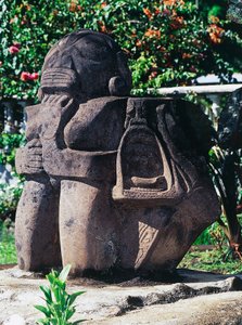 Antropomorfisk Tiki-skulptur, Papeete, Tahiti, Samhällsöarna, Windwardöarnas skärgård, Franska Polynesien (franska republikens utomeuropeiska territorium) av Unbekannt Unbekannt