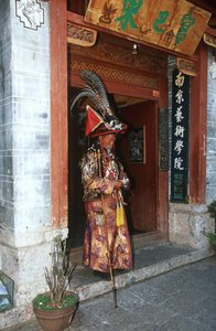 Kina, Yunnan, l i sås, full i traditionell NA Xi-dräkt av Unbekannt Unbekannt