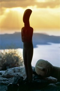 Kykladisk idol på bakgrunden av kusten, Kykladerna, Grekland, kykladisk civilisation (foto) av Unbekannt Unbekannt
