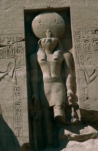Egypten, Nubien, Abu Simbel, Ramses II:s stora tempel, fasad, nisch med staty av solguden Ra av Unbekannt Unbekannt