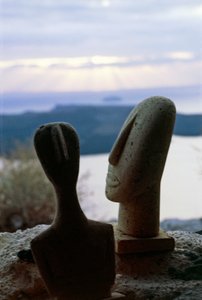 Huvuden av kykladiska idoler i bakgrunden av kusten, Kykladerna, Grekland, kykladiska civilisationen (foto) av Unbekannt Unbekannt