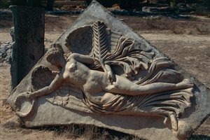 Relief av Septimus Severus båge i Severan Forum föreställande segergudinnan med bevingade, Libyen, Historiska Tripolitanien, Leptis Magna (UNESCOs världsarvslista). av Unbekannt Unbekannt