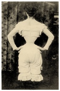 Kvinna som bär en korsett ca 1865 (foto) av Unbekannt Unbekannt