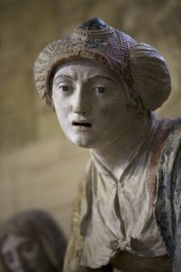 Helig kvinna med huva (målad sten) av Ligier Richier