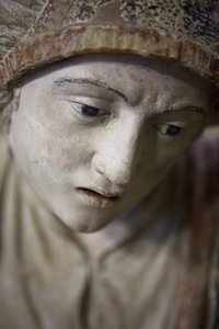Helig kvinna i en huva (målad sten) av Ligier Richier