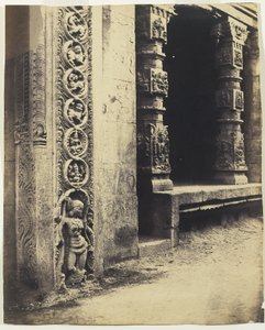 Madura: Pillars in the Recessed Portico i Royal Gopurum med basen av en av de fyra skulpterade monoliterna