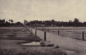 Madura: Floden Vygay, med Causeway, över till Madura,januari-februari 1858 (foto) av Linnaeus Tripe