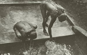 Vid brunnen (s/v foto) av Lionel Wendt
