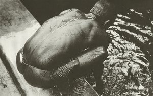 Vid brunnen (s/v foto) av Lionel Wendt