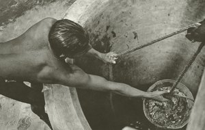 Vid brunnen (s/v foto)