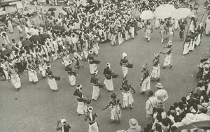 Perahera (s/v foto) av Lionel Wendt