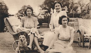 Hennes Majestät Drottningen med de kungliga prinsessorna, c1950. av Lisa Sheridan