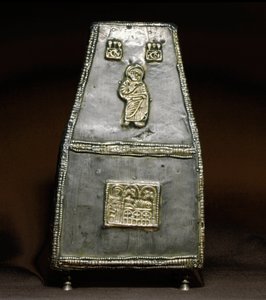 Medeltidens arkeologi (medeltiden). Barbarian Art of Lombardy: Silverlåda för att ta emot reliker (relikvarium). Lombardkonst, 800 - 900-talet. Pengar. Cividale del Friuli, Chretien Museum, katedralens skatt