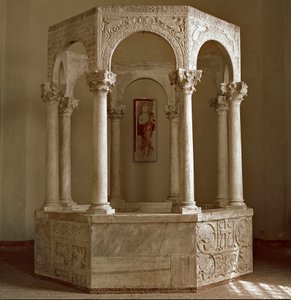 Medeltidens arkeologi (medeltiden). Barbarisk konst i Lombardiet: dopkälla (baptistere) av patriarken Callisto i åttakantig form bestående av en båge vid sida och korintiska kolonner. Arkitektur 730-740. Lombardisk konst, 800-talet. Kalksten. han