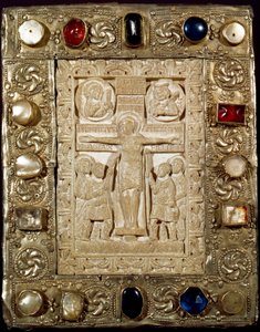 Medeltidens arkeologi (medeltiden). Barbarisk konst i Lombardiet: hertig Orsos fred. Elfenbensdelen representerar Kristus korsfäst omgiven av Jungfrun, Sankt Longin centurionen (eller Longinus) och Sankt Johannes. Lombardkonst från 900-talet. jag